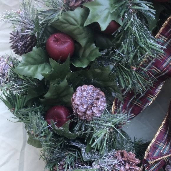 Red cardinal winter wreath never used vintage decor pine cones and apples - Picture 3 of 5